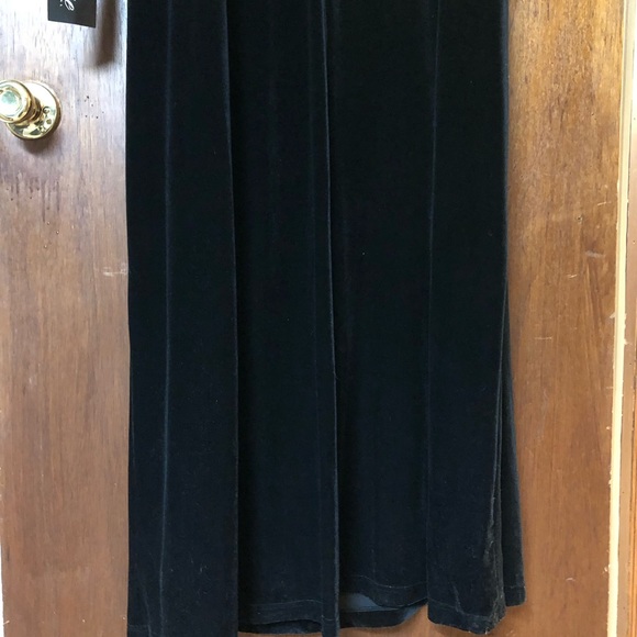 LUXURIOUS VELVET FULL LENGTH PLUS SIZE GOWN - Picture 8 of 16